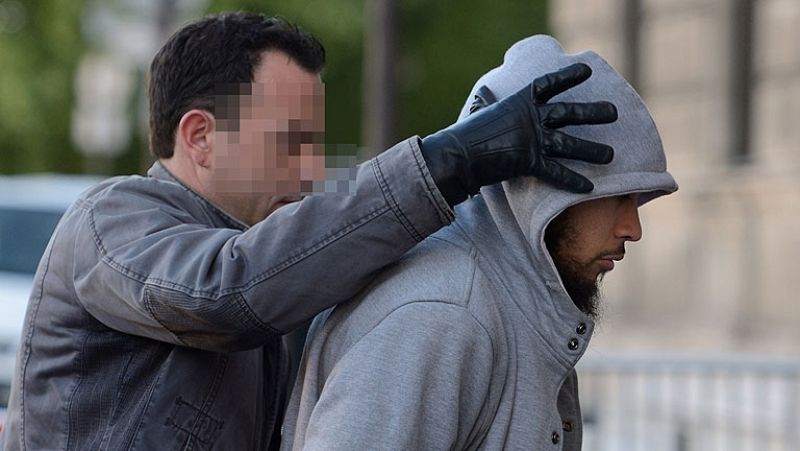 El "islamista radical" detenido por el ataque a un soldado en París confiesa los hechos