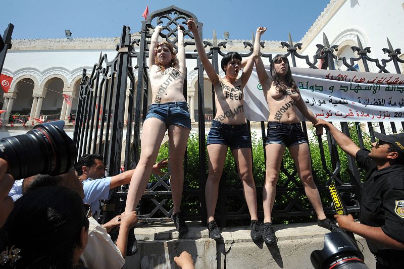 Activistas de Femen protestan semidesnudas en Túnez por el juicio a la bloguera Amina Tyler