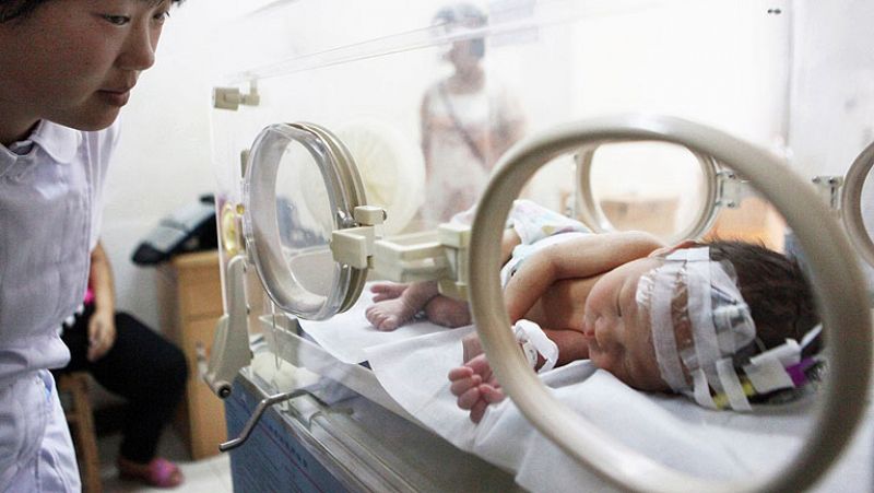 La madre del bebé chino rescatado en una tubería dice que se le escurrió en el parto