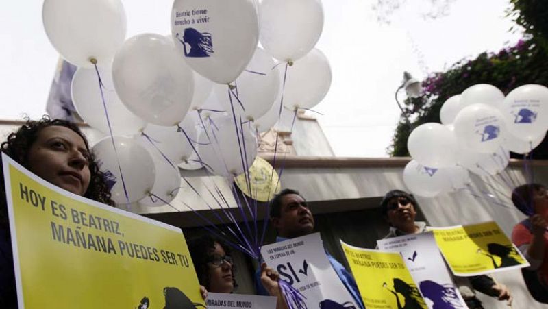 El Salvador prohíbe abortar a una mujer en riesgo de morir y que tendrá un bebé sin cerebro