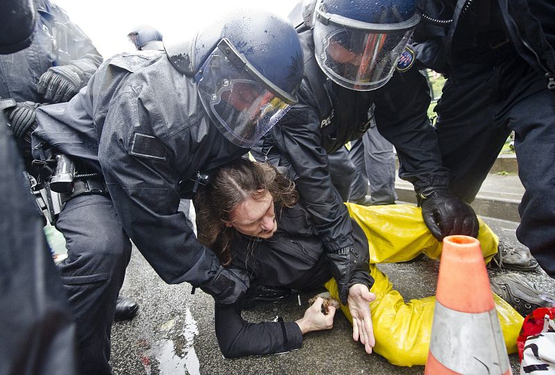 Miles de personas protestan contra el poder de los mercados y la banca frente a la sede del BCE