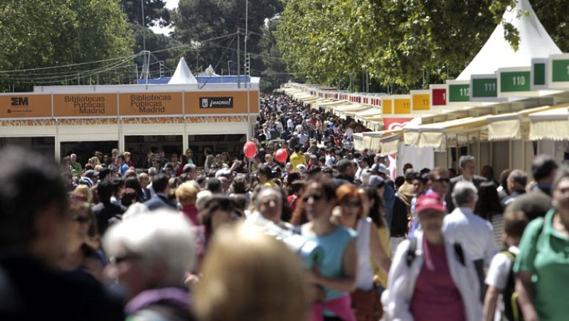 La reina inaugura una Feria del Libro centrada en la literatura infantil y las nuevas tecnologías