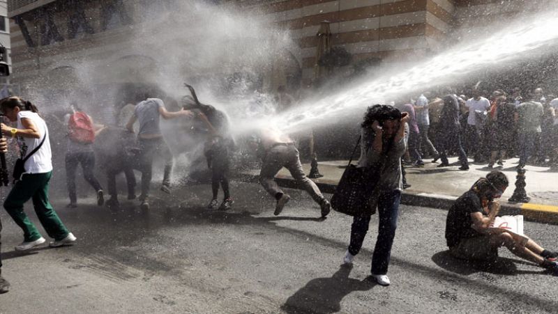 Varios heridos en una protesta contra la eliminación de un parque en Estambul