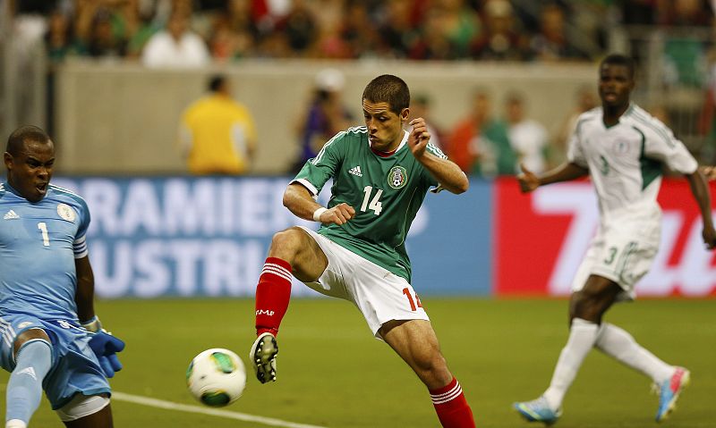 Hernández salvó a México, que jugó con 10 hombres
