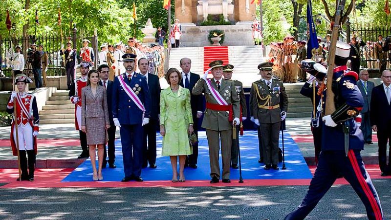 El rey homenajea a los militares caídos en la primera reaparición oficial tras su operación