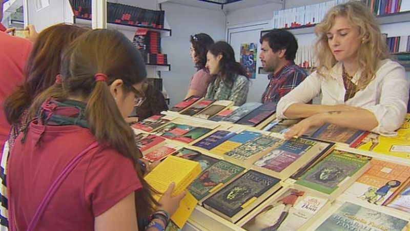 Los lectores jóvenes protagonizan la Feria del Libro de Madrid