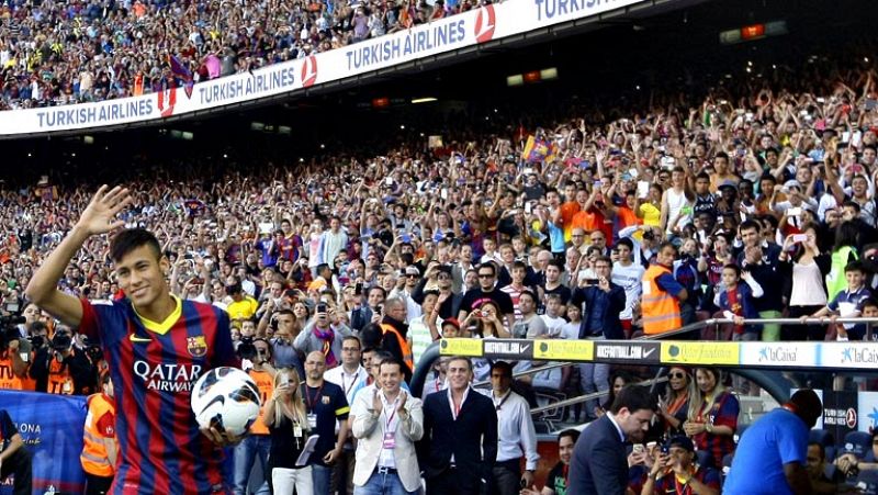 Cerca de 60.000 culés reciben a Neymar en el Camp Nou