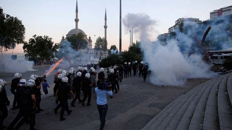 Erdogan califica de "extremistas" a los manifestantes turcos en el cuarto día de protestas