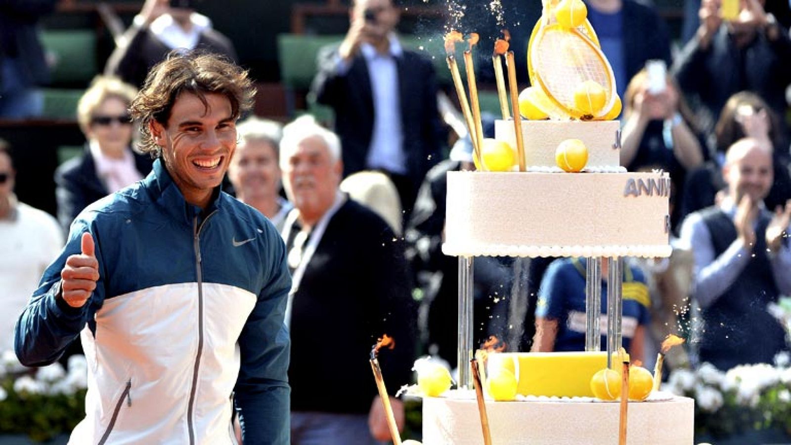 El tenista español Rafa Nadal ha dado otro paso en su búsqueda de  la octava corona en Roland Garros y este lunes, en el día de su 27  cumpleaños, se ha clasificado para cuartos de final del segundo  'Grand Slam' de la temporada, después superar con