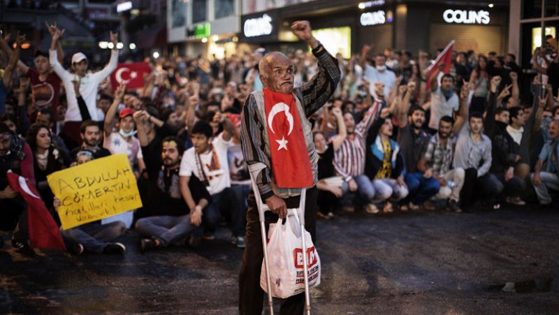El Gobierno turco pide perdón y muestra disposición a dialogar con los manifestantes