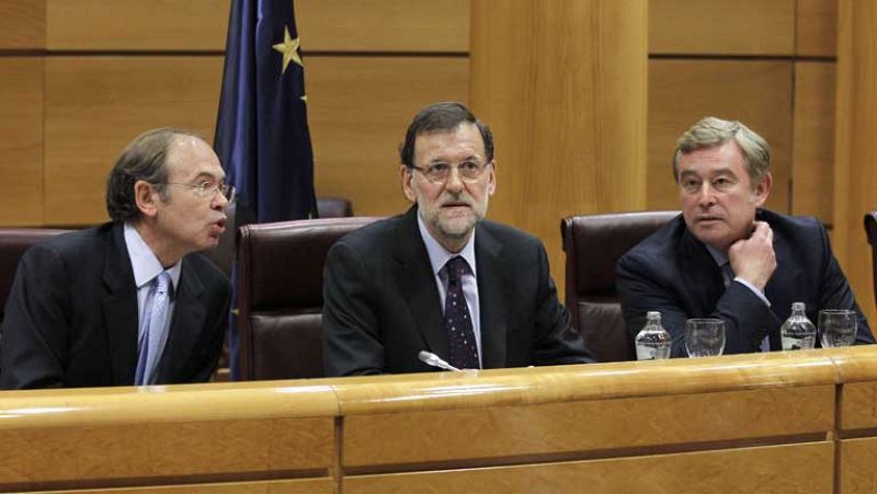 Rajoy dice que la caída del paro en mayo reafirma su política; los sindicatos no son optimistas