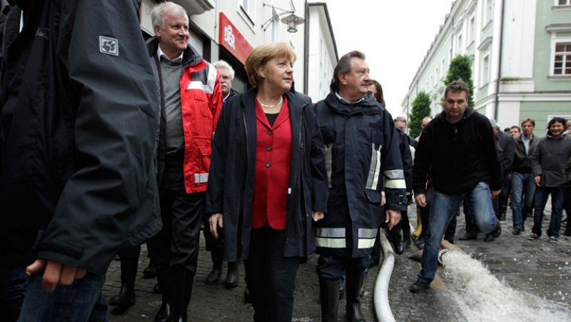 Merkel visita las zonas afectadas por unas inundaciones ocurridas en año electoral
