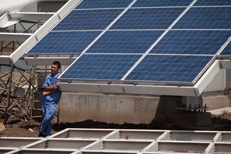 La CE impone un arancel temporal del 11,8% a la importación de paneles solares chinos