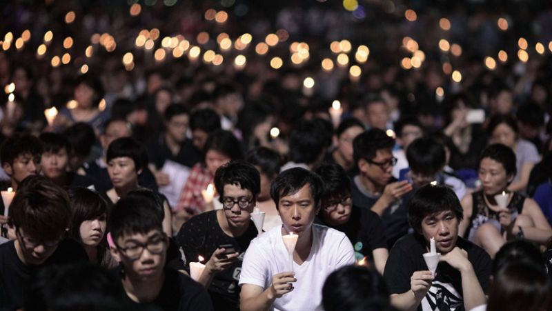 Decenas de miles de personas recuerdan la matanza de Tiananmen en su 24 aniversario