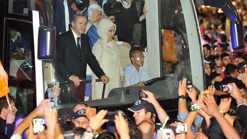 Erdogan llama al fin de las manifestaciones ante miles de seguidores en su regreso a Estambul