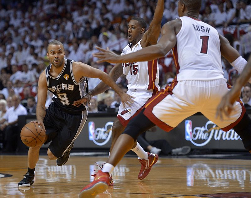 Los Spurs anotan el primero en casa de los Heat en la final de la NBA