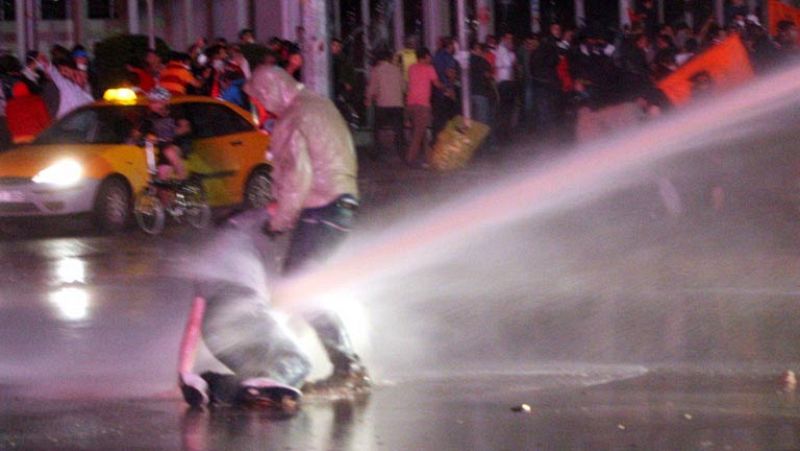 Los antidisturbios turcos intervienen contra miles de manifestantes en Ankara