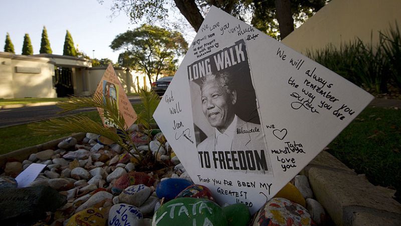 Mandela sigue "grave pero estable" en su tercer día en el hospital por una infección pulmonar