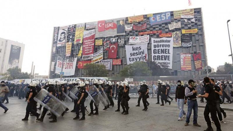 Miles de manifestantes turcos vuelven a Taksim tras el desalojo a la fuerza por la policía