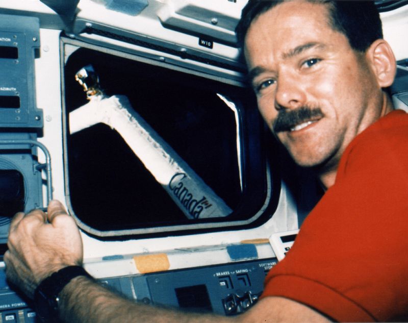 El astronauta canadiense Chris Hadfield se retira a los 53 años