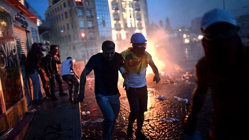 La policía turca vuelve a desalojar la plaza Taksim tras las nuevas protestas de la tarde