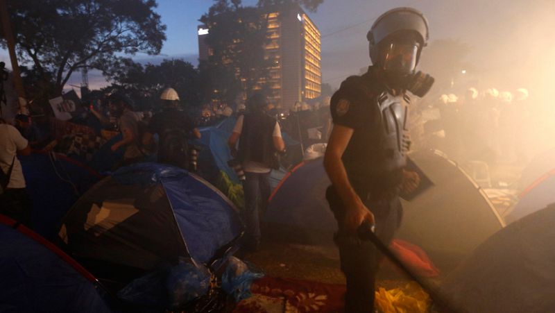La Policía turca desaloja por la fuerza la plaza Taksim y el parque Gezi en Estambul