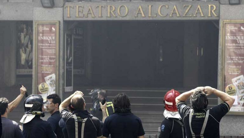 Los bomberos extinguen un incendio en el teatro Alcázar de Madrid