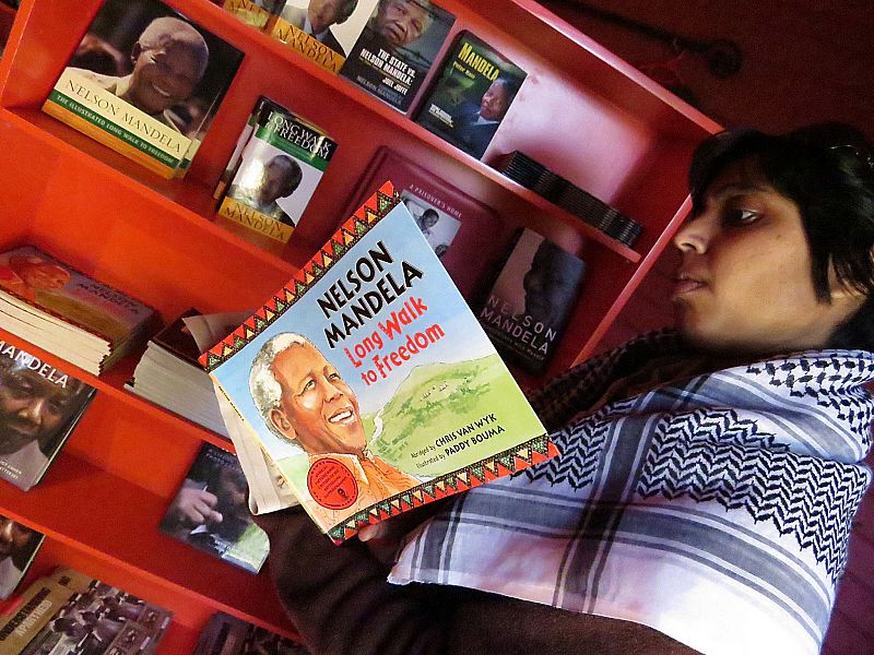 Nelson Mandela se recupera bien de su insuficiencia, según uno de sus nietos