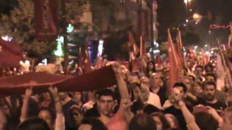 Miles de personas marchan hacia la plaza Taksim tras su desalojo
