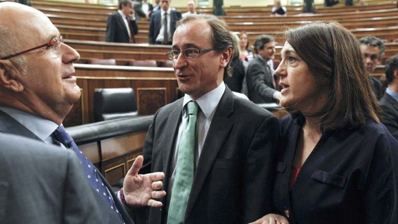 La oposición pide explicaciones a Montoro, que elude hablar del "error" de Hacienda
