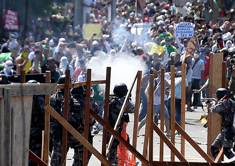 La policía brasileña contiene una protesta en el estadio de Fortaleza, antes del Brasil-México