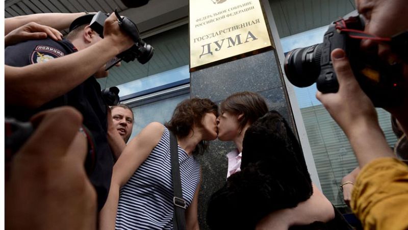 Rusia prohíbe las adopciones a parejas homosexuales extranjeras