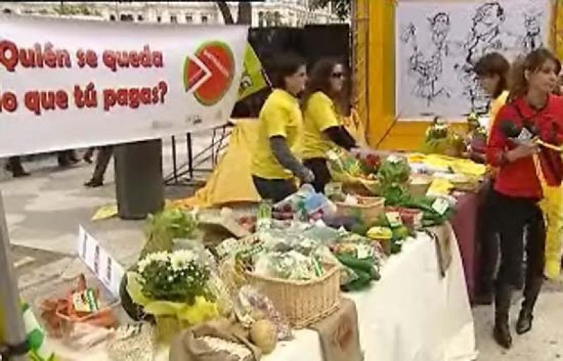 Los agricultores acusan a los intermediarios de encarecer los alimentos