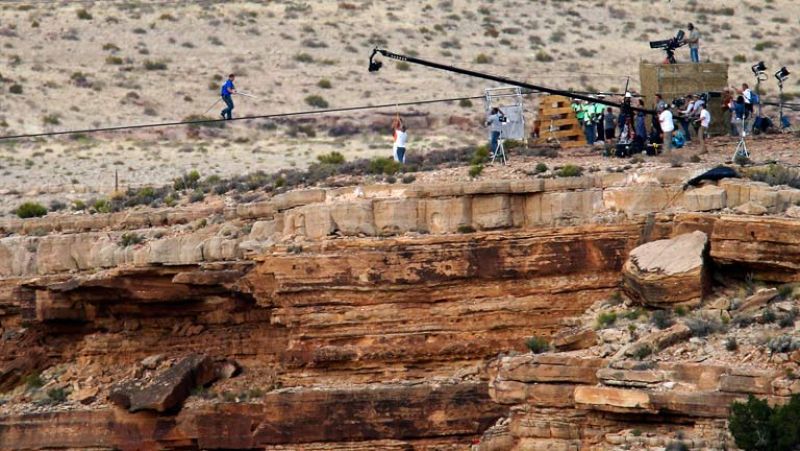 El funambulista Nik Wallenda atraviesa el Gran Cañón del Colorado sobre un cable de acero