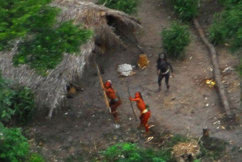 Entablan contacto por primera vez con una tribu aislada del Amazonas