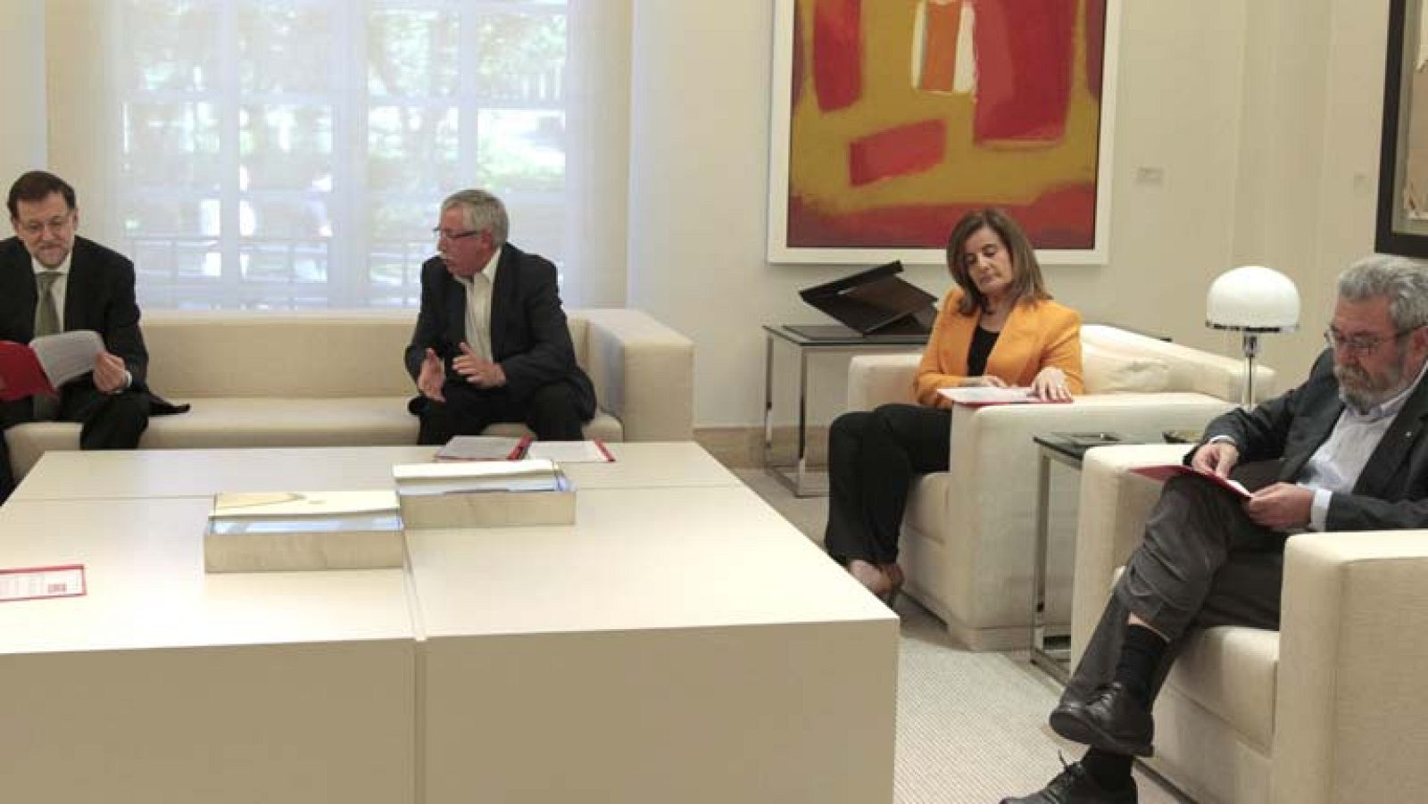 Reunión en Moncloa del presidente y la ministra de Empleo con los sindicatos