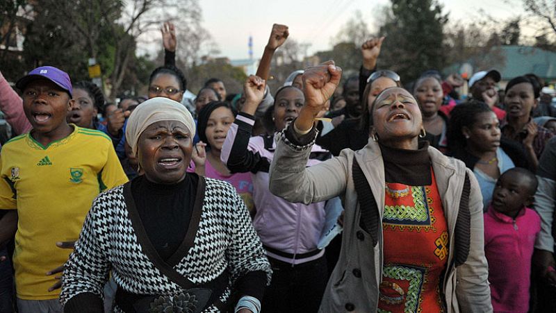 Mandela sigue en "estado crítico" mientras su familia se reúne de urgencia en su pueblo natal