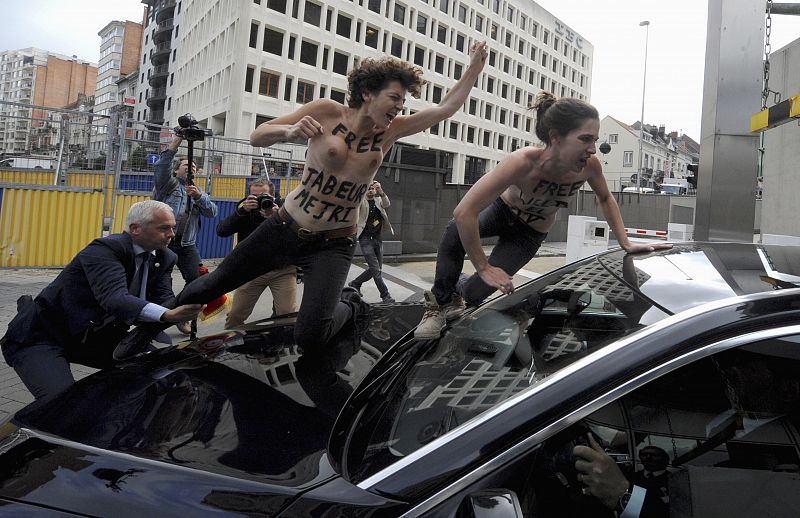 Activistas de Femen se lanzan sobre el coche del primer ministro tunecino en Bruselas
