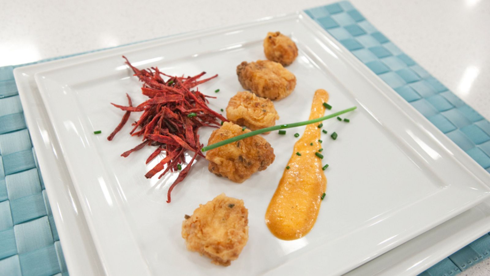 Saber Cocinar - Cazón en adobo con sopa de tomate y albahaca