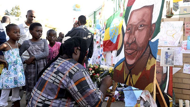 Zuma visita a Mandela que se encuentra en estado crítico bajo respiración asistida