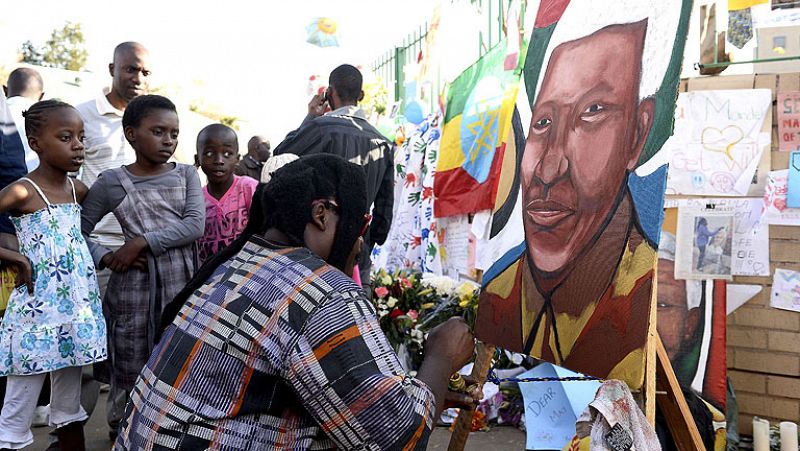 Zuma visita a Mandela que se encuentra en estado crítico bajo respiración asistida