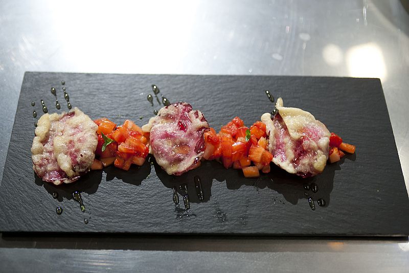 Tartar de fresones con infusi�n de p�talos de rosas y miel