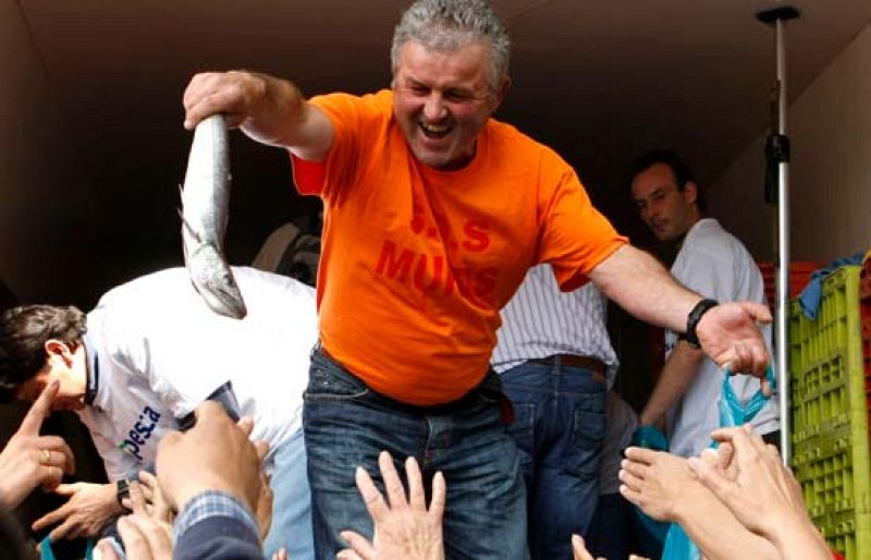 Miles de pescadores piden al Gobierno soluciones urgentes a la crisis por el precio del gasóleo