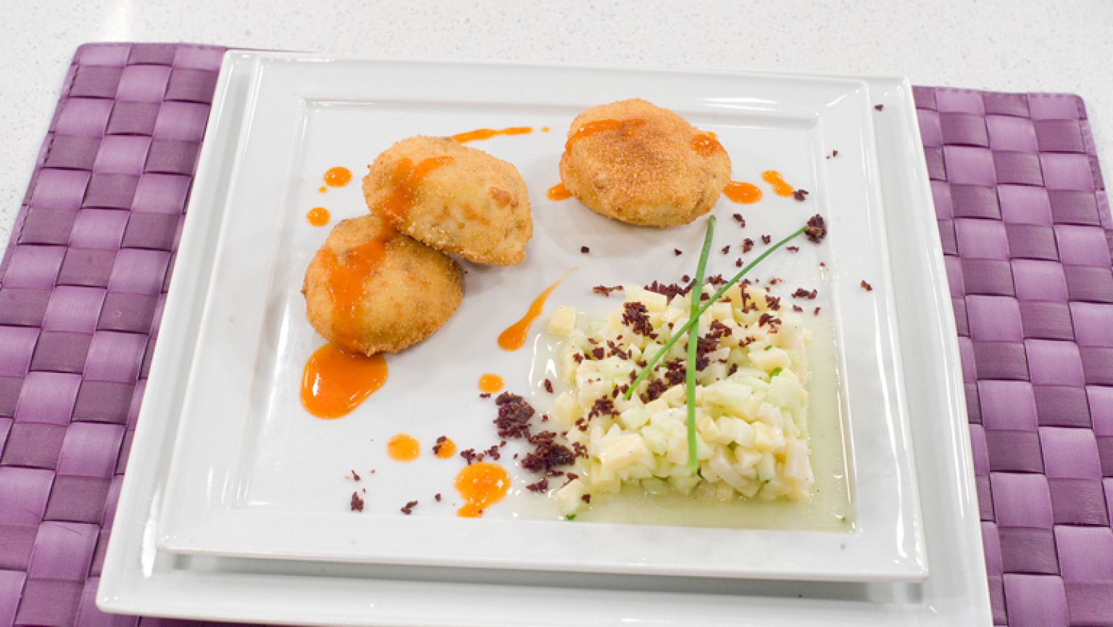 Huevos a la villaroy de setas con ensalada de quesos