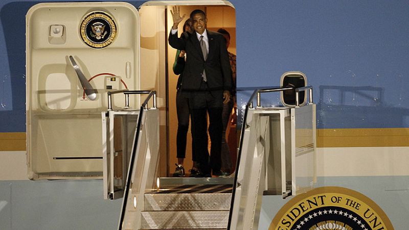 Obama llega a Sudáfrica entre protestas y elogios