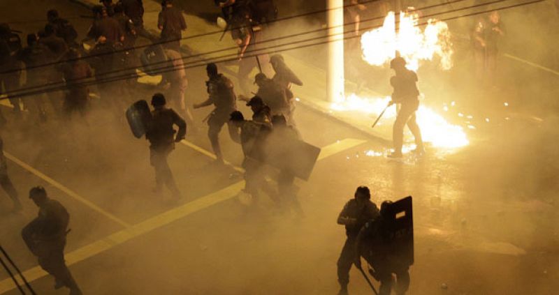 Violentos enfrentamientos cerca del Maracaná durante la final de fútbol en Brasil