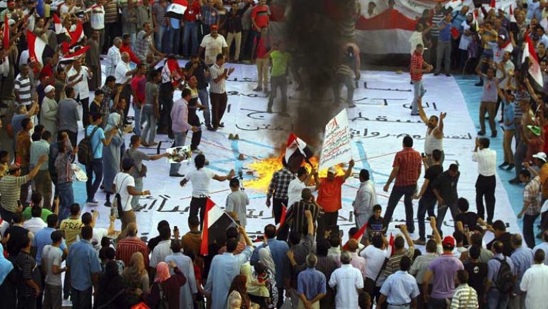 Grupos opositores egipcios asaltan la sede central de los Hermanos Musulmanes
