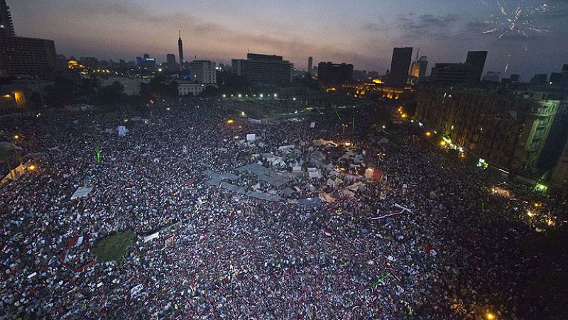 Morsi se reúne de urgencia con su Gobierno y el Ejército mientras crecen las protestas en Tahrir