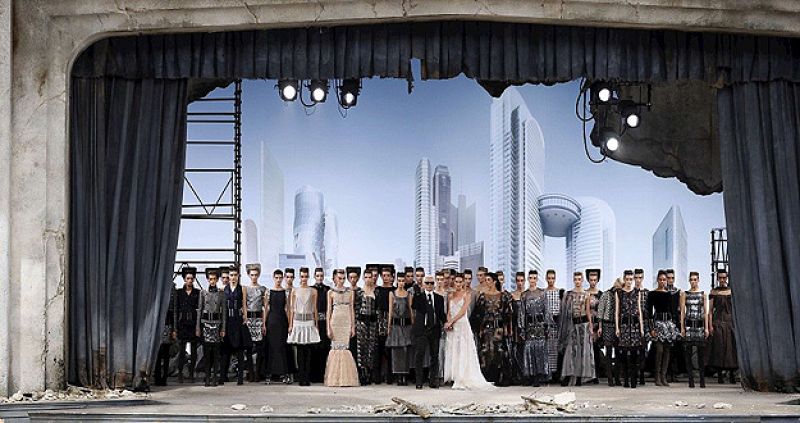 Lagerfeld viste de Chanel a su ejército de replicantes