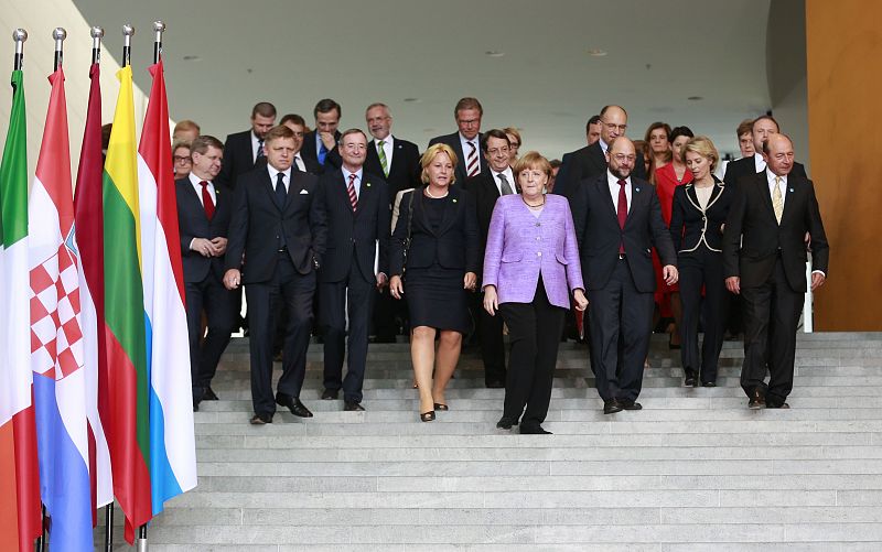 Merkel avisa de que "el dinero no es el problema", sino cómo usarlo contra el paro juvenil